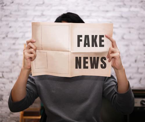 Proč se u nás daří dezinformacím? Lidé nedůvěřují velkým mediálním domům